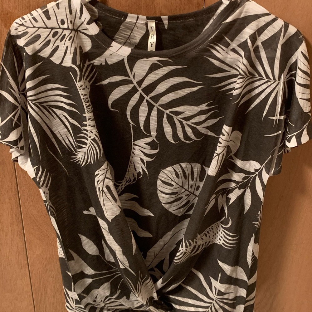 TRYST NWOT LEAF PRINT SMALL BLOUSE